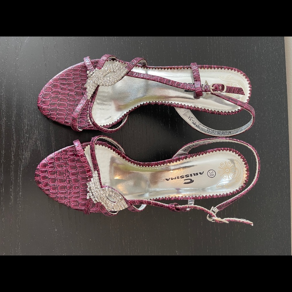 Short heeled evening sandals